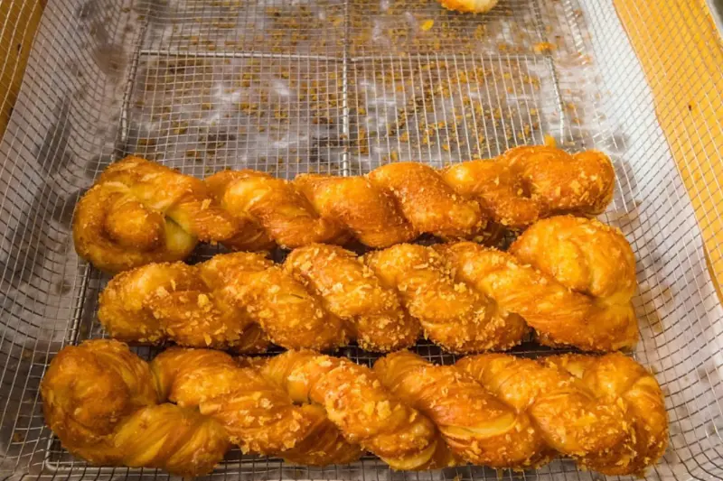 진열대 안의 꽈배기