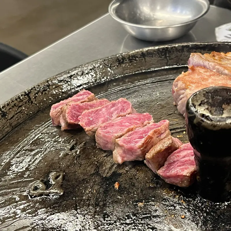 잘 구워진 고기 단면