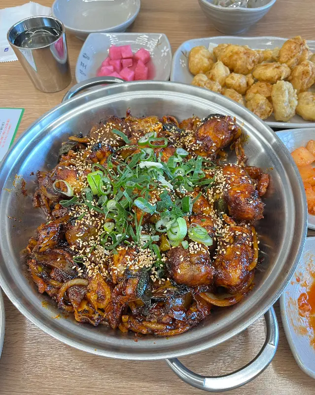 아구불고기와 푸짐한 밑반찬