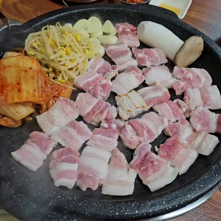 불판 위에서 맛있게 익어가는 삼겹살