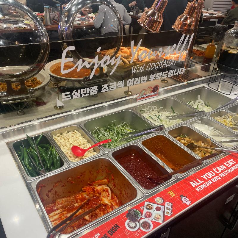 다양한 샐러드바 메뉴