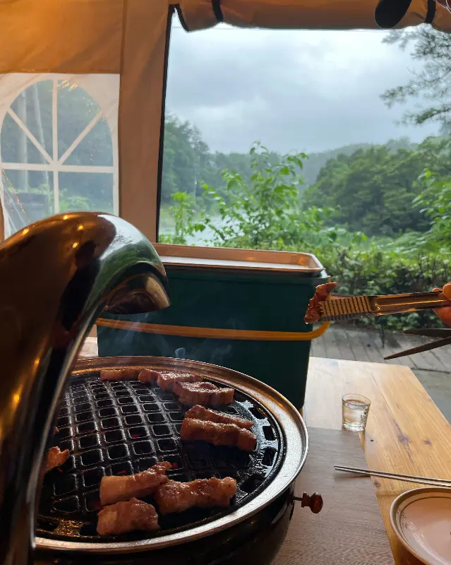 텐트 안에서 즐기는 바비큐