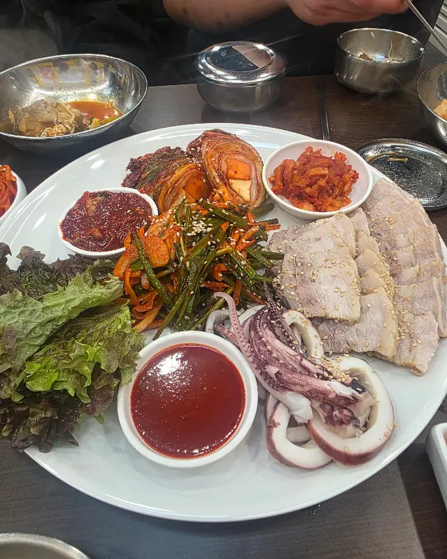 푸짐한 오징어 보쌈 한 상