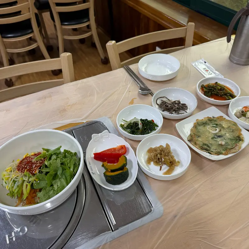 깔끔하게 차려진 순자강의 한 상 차림