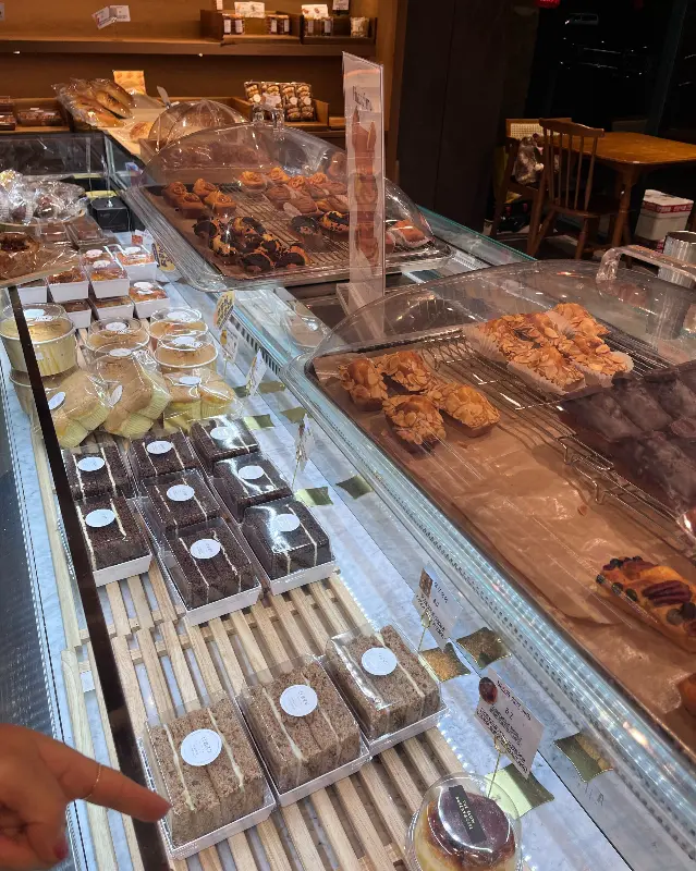 다양한 빵들이 진열된 쇼케이스