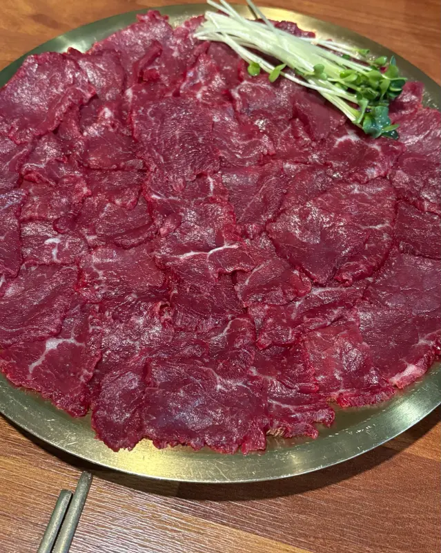 신선함이 느껴지는 뭉티기의 클로즈업 샷