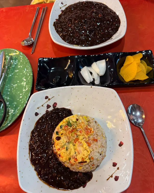 짜장 소스를 곁들인 볶음밥