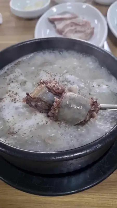 순대국밥 속 푸짐한 순대와 머릿고기