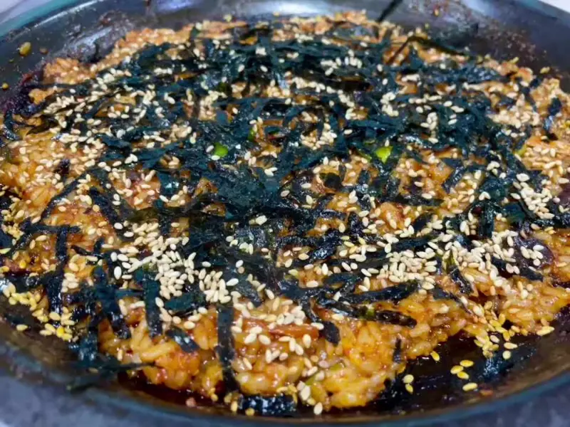 장독대 그릇에 담겨 나오는 볶음밥