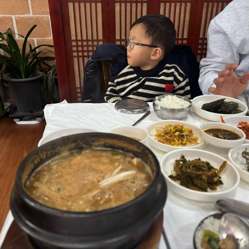 아이와 함께 식사하는 모습