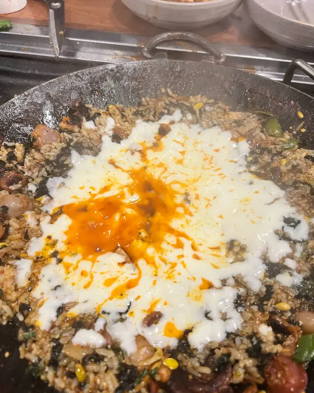 볶음밥 위에 치즈가 녹아내린 모습