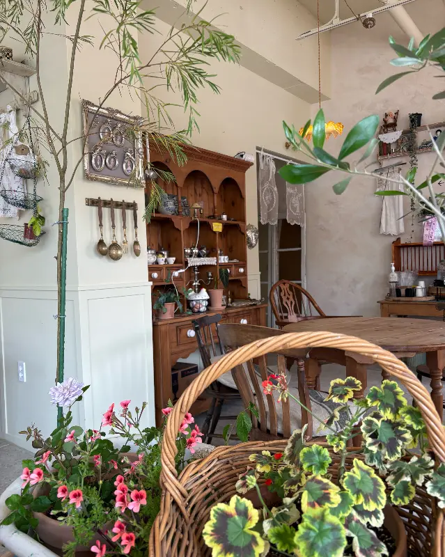 빈티지한 가구와 소품들이 가득한 카페 내부