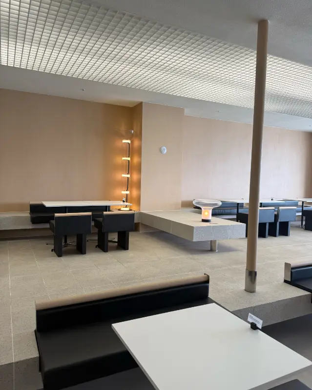 어사이드커피 내부 인테리어