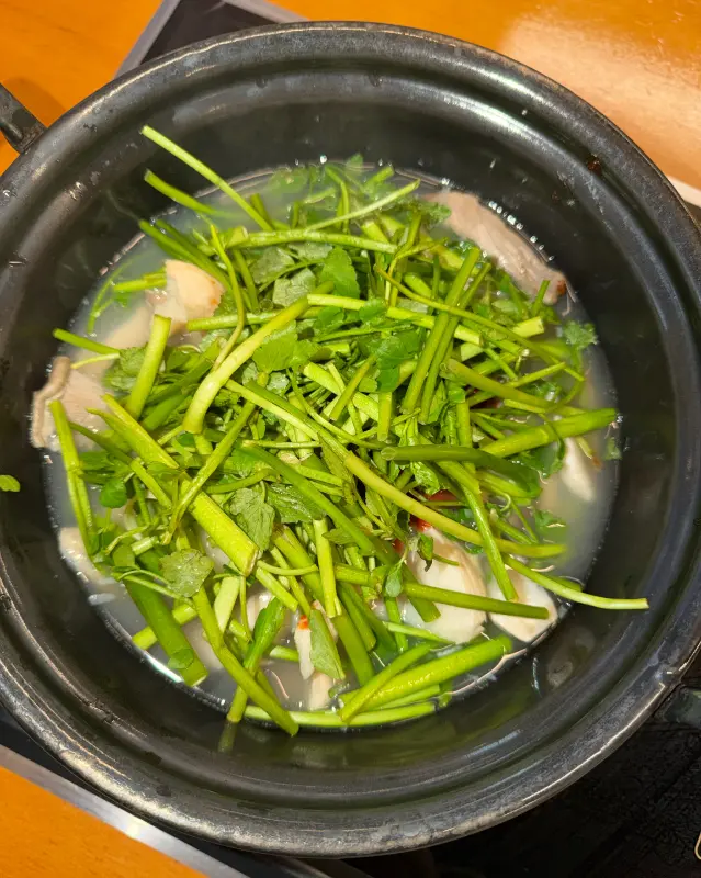 채소가 듬뿍 들어간 샤브샤브 냄비