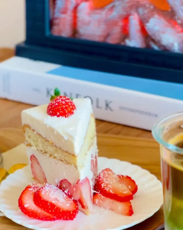 신선한 딸기가 듬뿍 올려진 산청딸기케이크