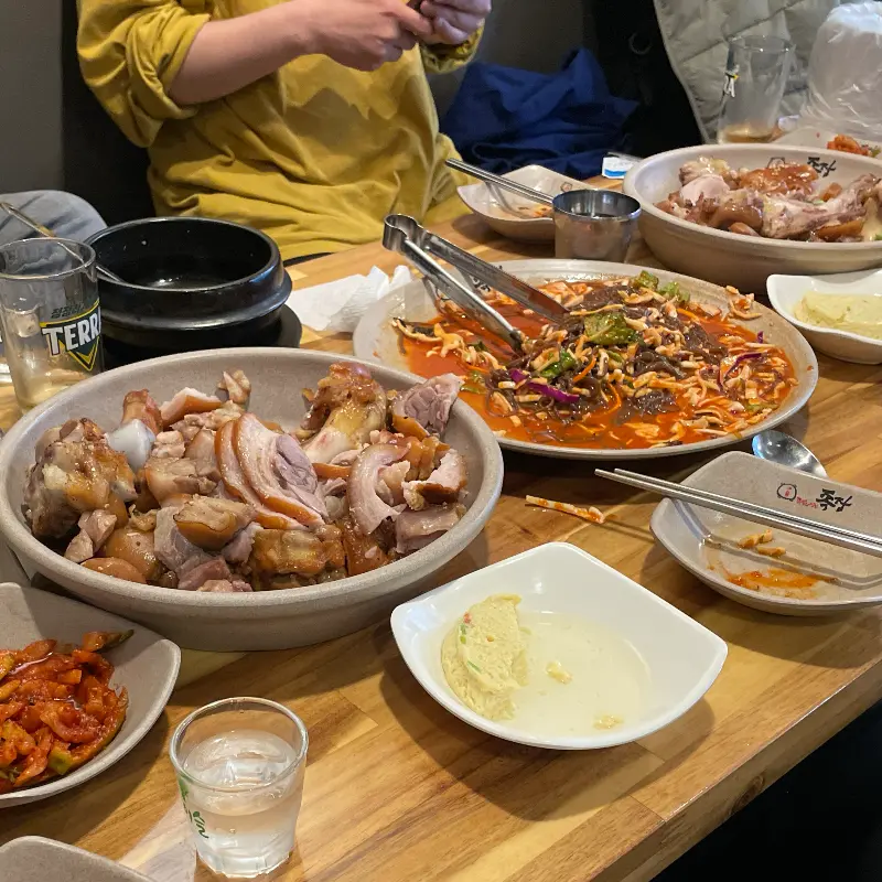 매장에서 즐기는 족발 한 상