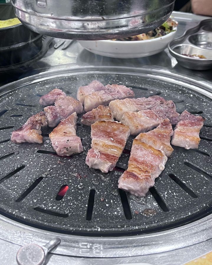 노릇노릇 구워지는 돼지 생갈비