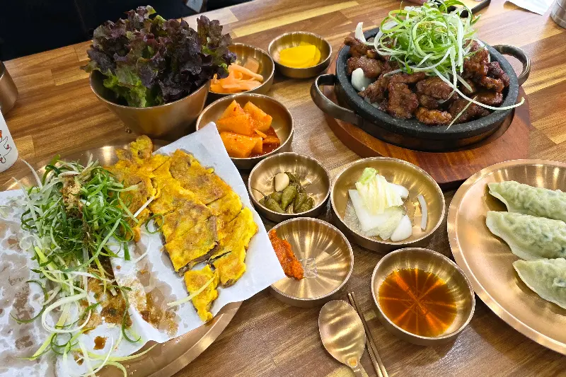 다양한 메뉴와 깔끔한 놋그릇