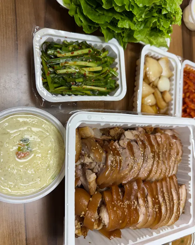 신선한 쌈 채소와 족발