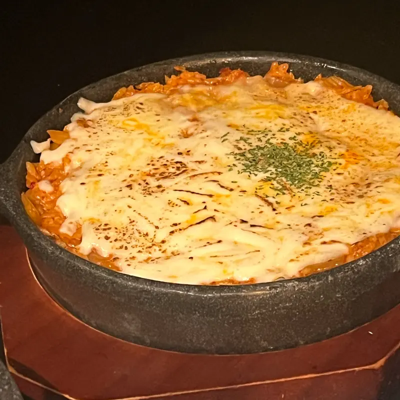 치즈가 듬뿍 올려진 볶음밥