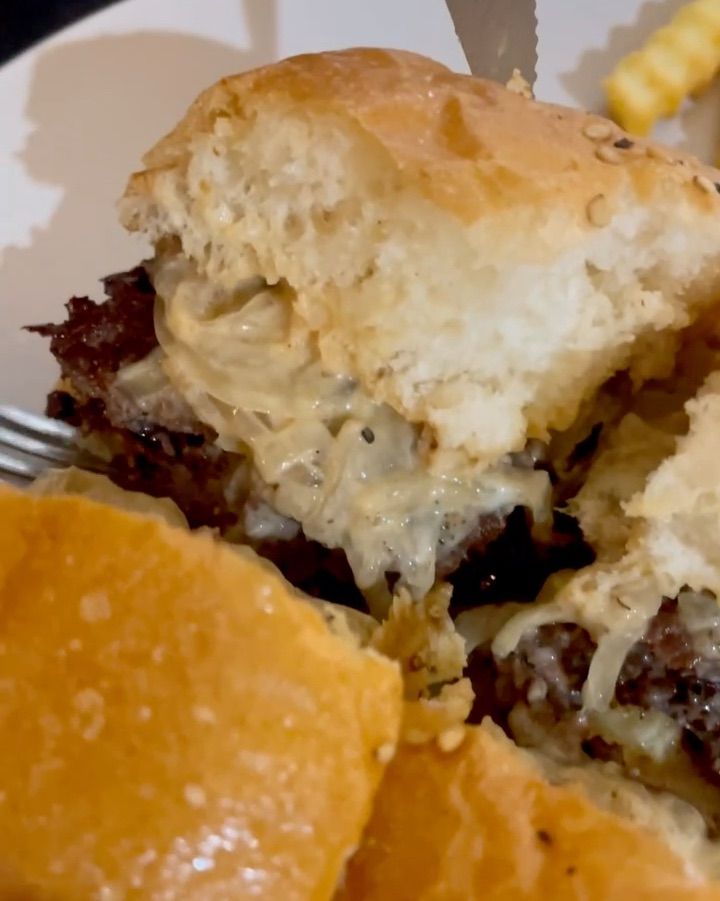 반으로 갈라진 아메리칸 치즈버거 단면