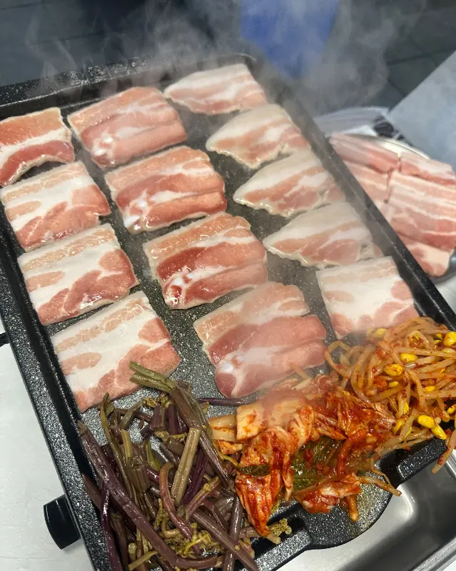 냉삼과 김치, 콩나물 등이 함께 구워지는 모습