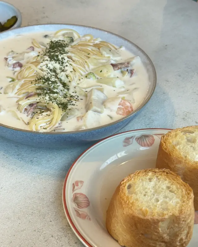 크림 파스타와 식전빵