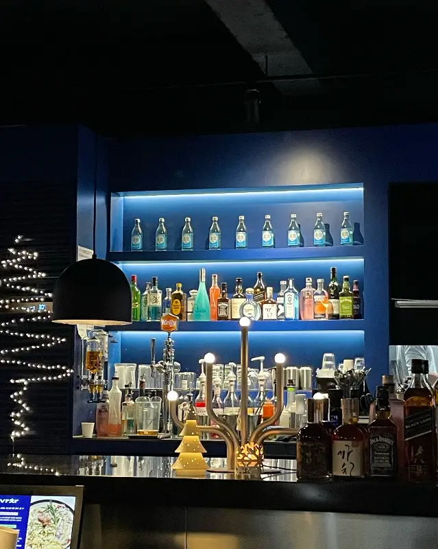 다양한 술이 진열된 바