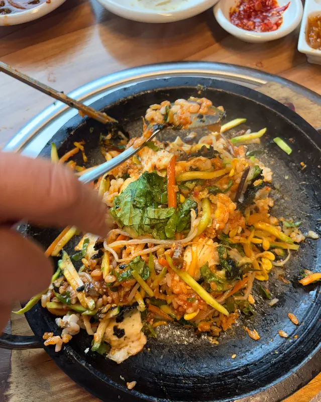 돌판비빔밥 비비는 모습