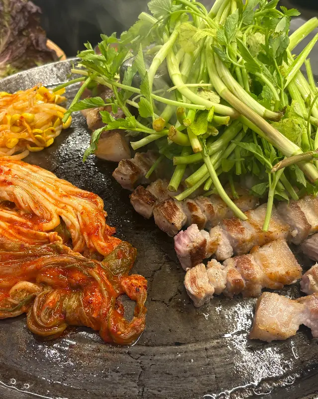 불판 위의 삼겹살, 김치, 미나리