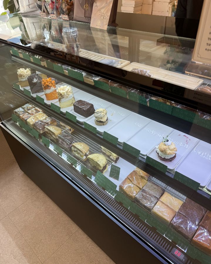 다양한 디저트 메뉴가 가지런히 진열되어 있는 쇼케이스