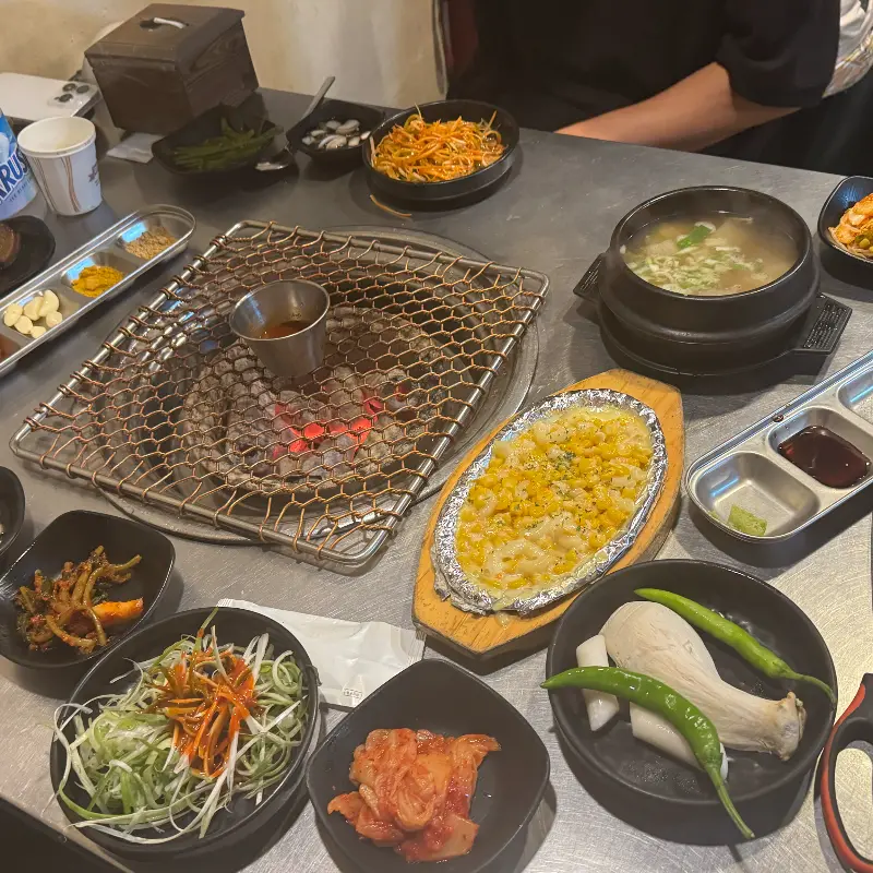 푸짐하게 차려진 한 상