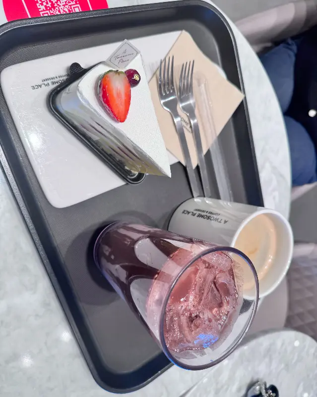 깔끔하게 차려진 디저트와 음료