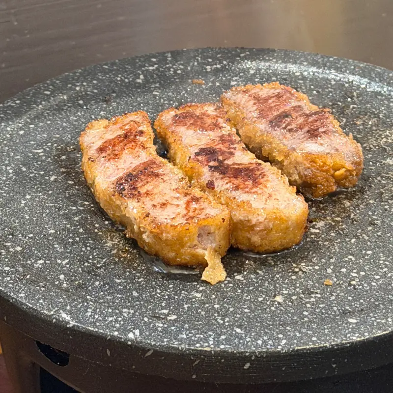 화로 위에서 노릇하게 익어가는 규카츠