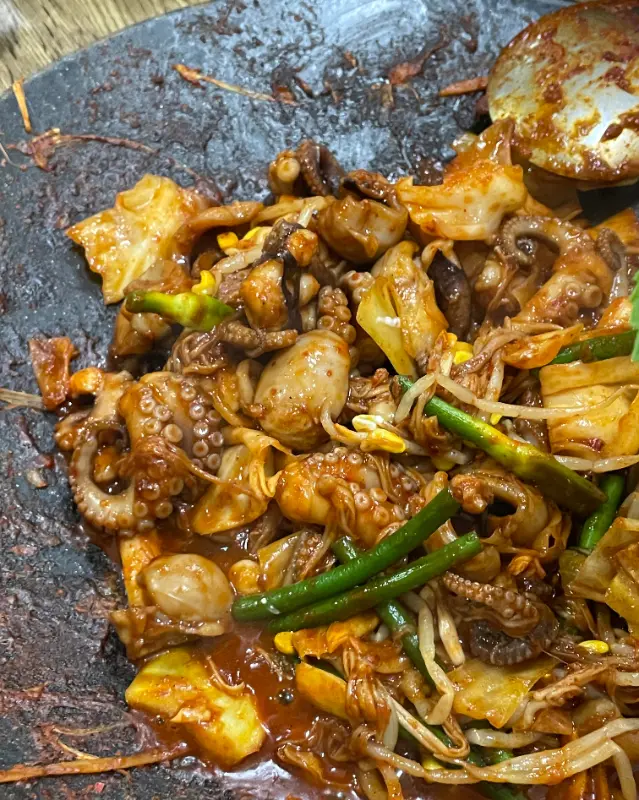 철판에 볶아지고 있는 쭈꾸미