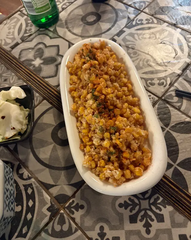 기본 안주로 제공되는 짭짤하게 볶아진 옥수수