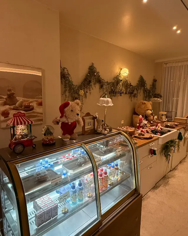 다양한 디저트가 진열된 쇼케이스