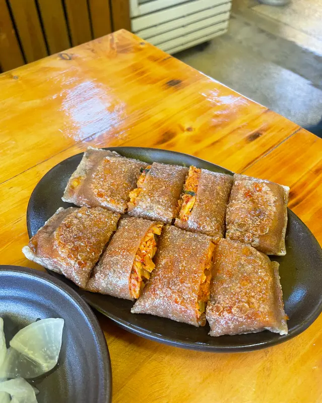 매콤한 양념이 돋보이는 메밀전병