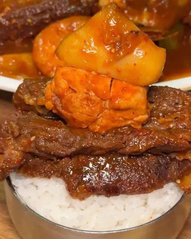 밥 위에 갈비찜