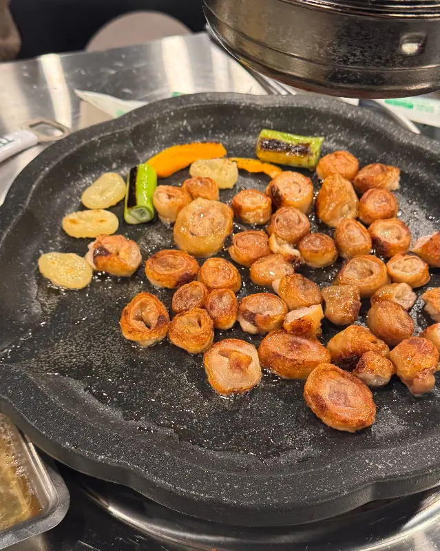 다양한 쌈 채소와 곁들임 반찬들