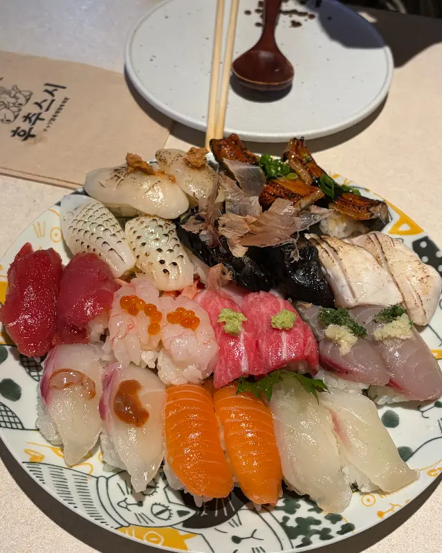 다양한 토핑이 올라간 초밥