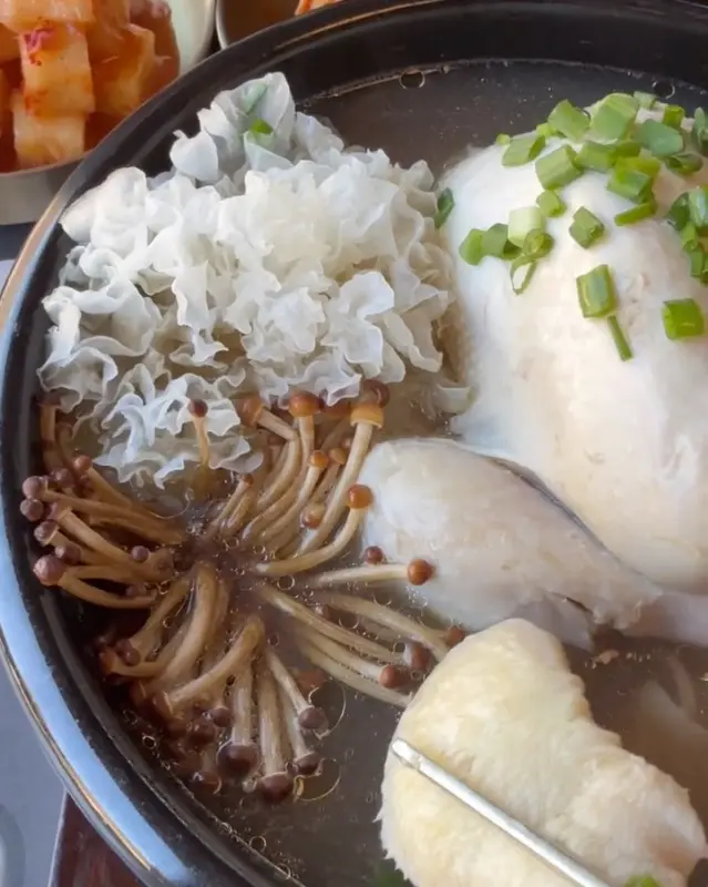 다양한 버섯이 들어간 삼계탕