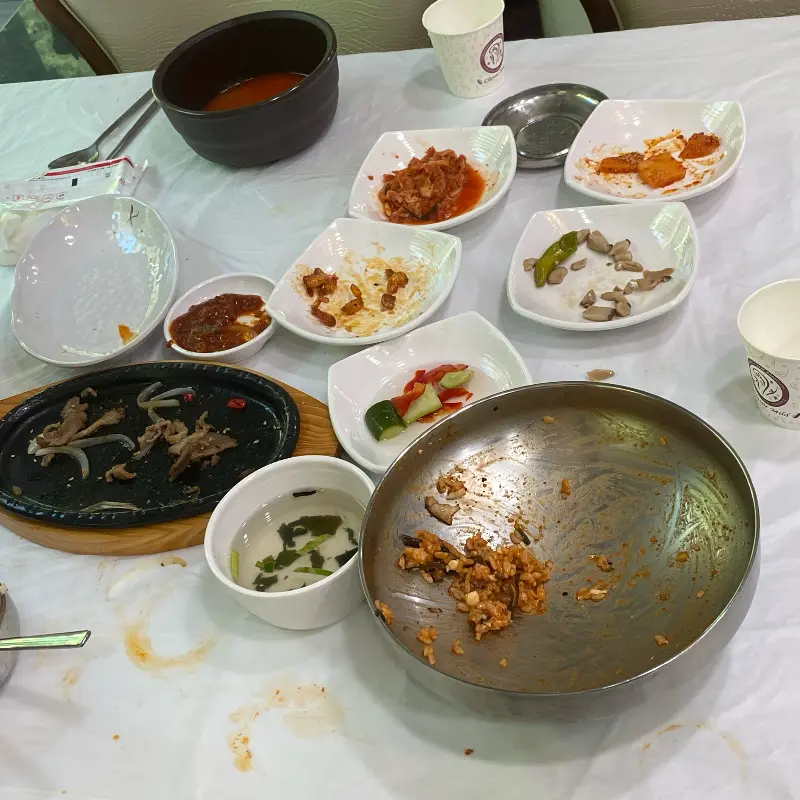 깔끔하게 비워진 테이블