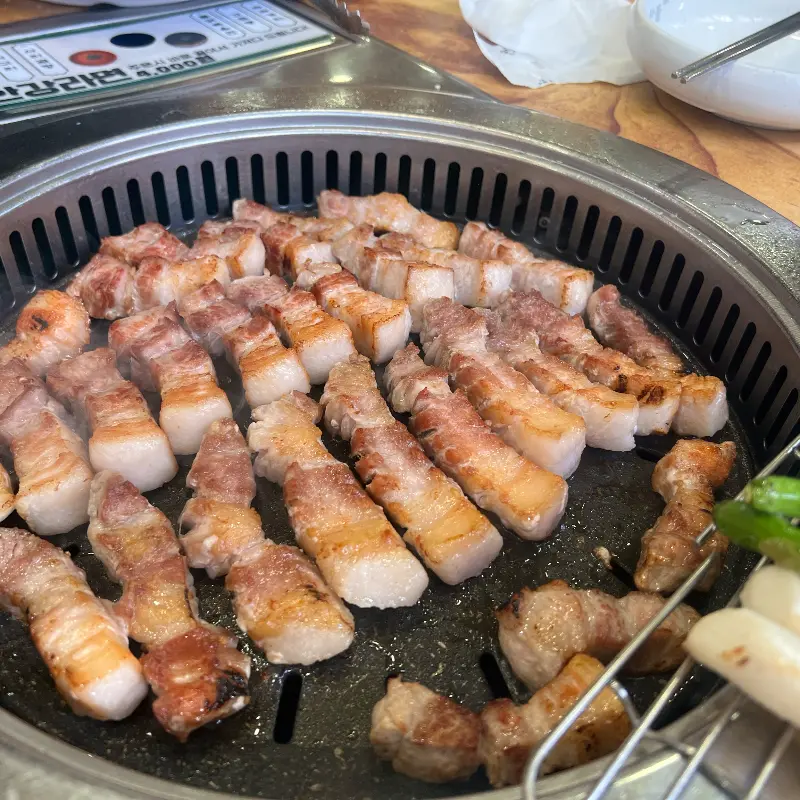 불판 가득 채워진 삼겹살