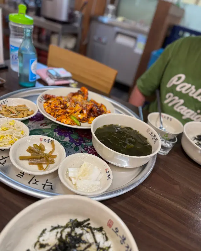 윤기가 흐르는 매콤한 낙지볶음