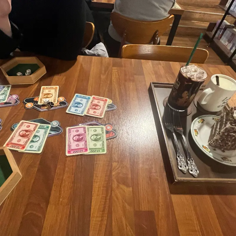 보드게임을 즐기는 사람들