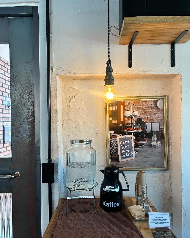 콜링우드 베이커리의 감각적인 조명