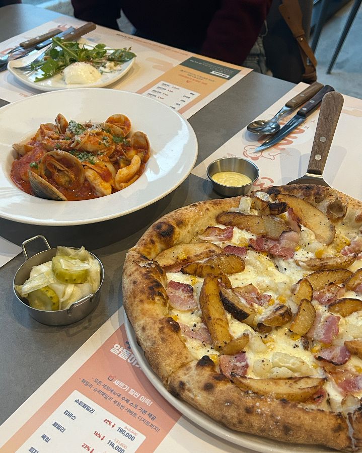 피자와 파스타, 샐러드의 완벽한 조합