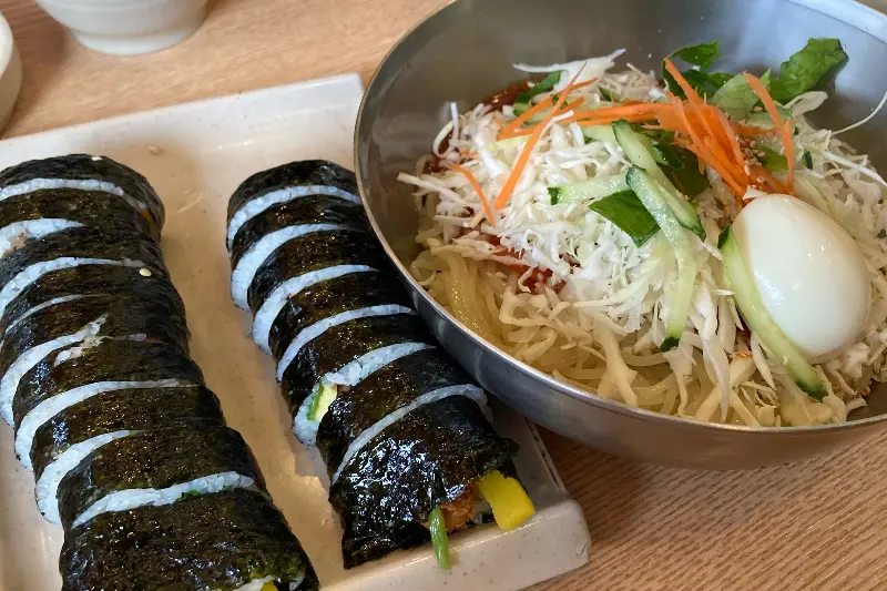 김밥과 비빔국수