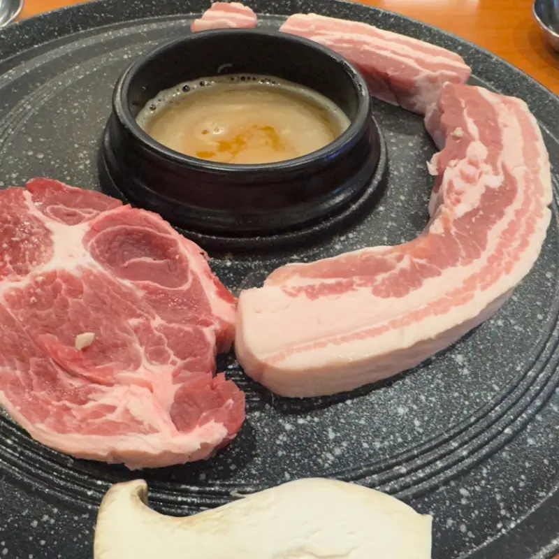 솥뚜껑 중앙에 놓인 된장찌개